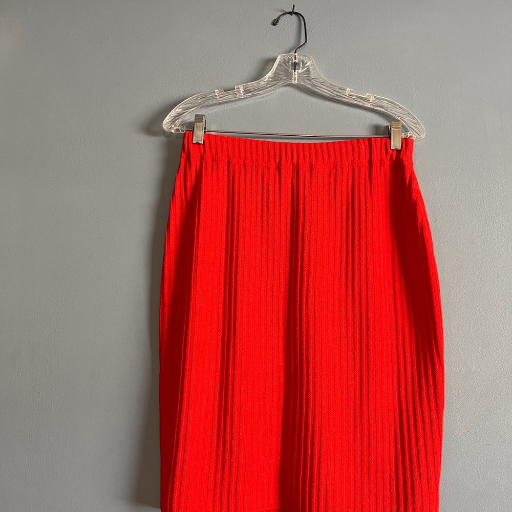 SELLING ST JOHN SKIRT SIZE 4 COLOR ORANGE RED